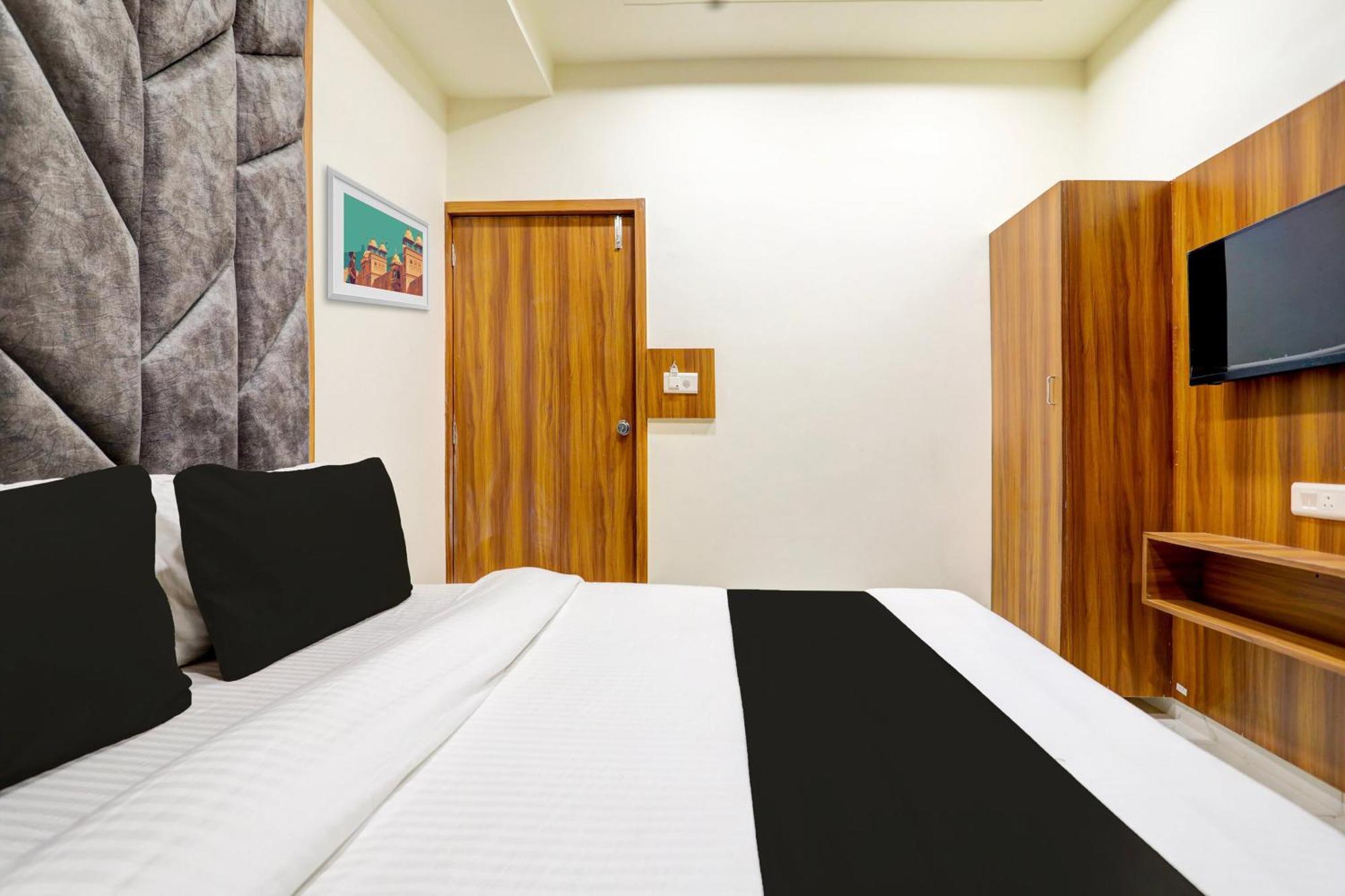 אחמדאבאד Hotel O Sun Light מראה חיצוני תמונה
