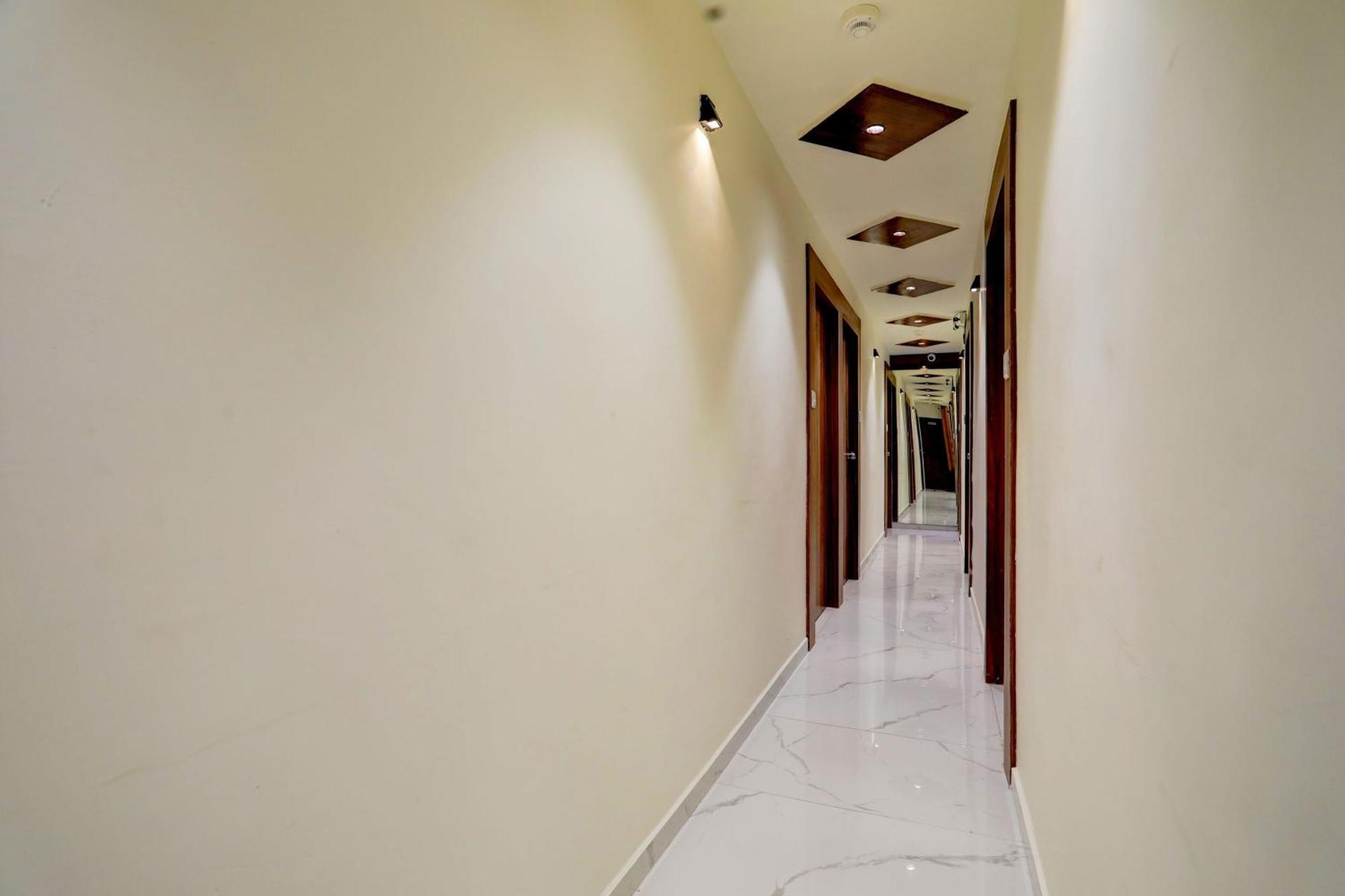 אחמדאבאד Hotel O Sun Light מראה חיצוני תמונה